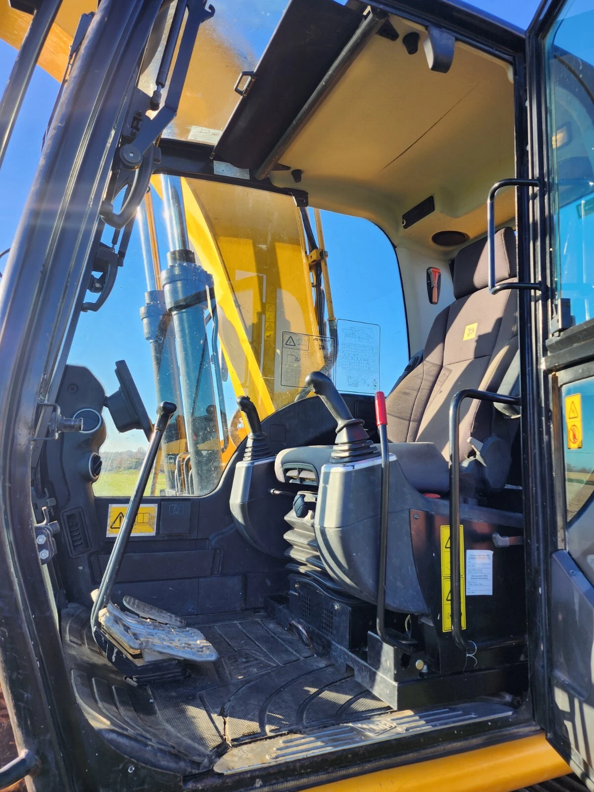 2018 JCB JS131LC Track Excavator – 30,500 lbs, Tier 4